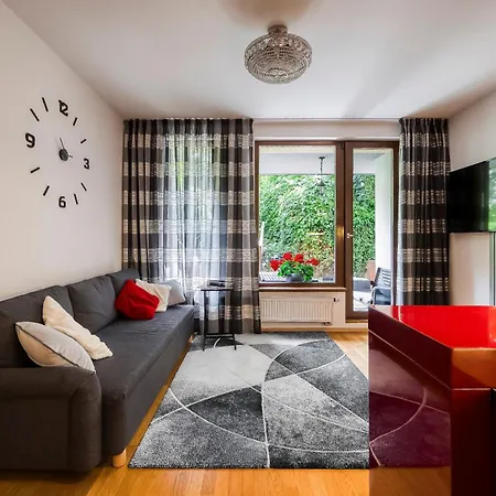 Apartment With Garden In 6