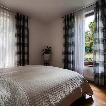 Apartment With Garden In 6