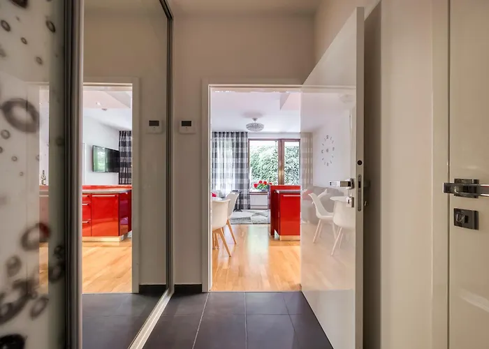 Apartment With Garden In 6